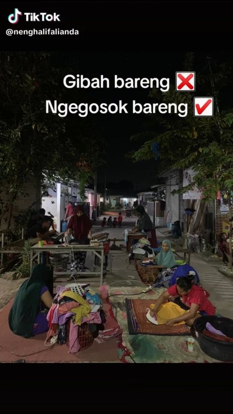 Emak-Emak di Cikarang Ini Setrika Baju Bareng Tetangga di Depan Rumah, Aksinya Curi Perhatian