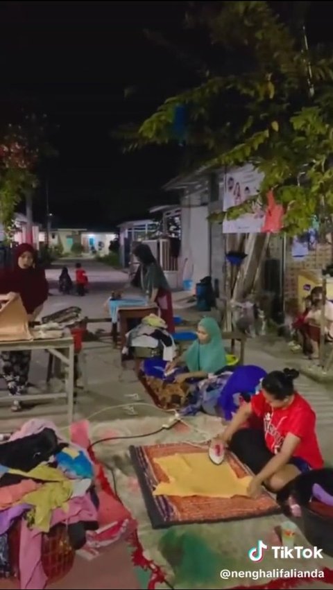 Emak-Emak di Cikarang Ini Setrika Baju Bareng Tetangga di Depan Rumah, Aksinya Curi Perhatian