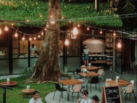 Charming Rustic-Style Outdoor Cafe Design