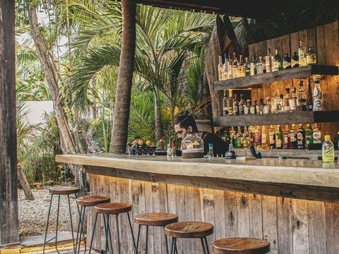 Desain Kafe Outdoor dengan Outside Bar yang Mengundang