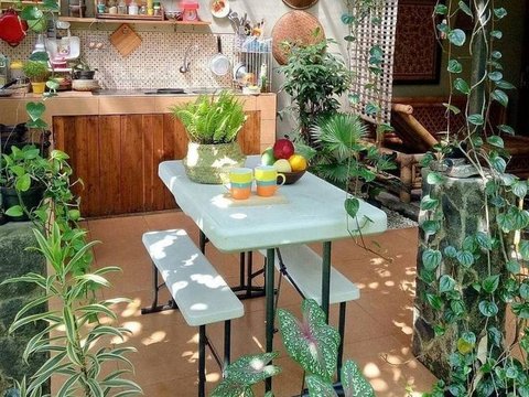 Desain Dapur Minimalis Sederhana di Desa dengan Taman Kecil