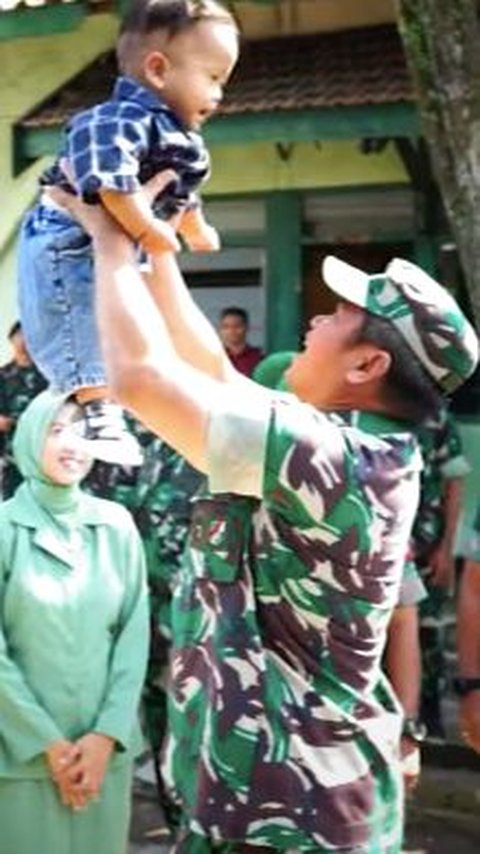 Momen Kasad Maruli Cek Rumah Anggota Sambil Timang-Timang Bayi Prajurit dan Ajak Tos Anak-anak 'Jadi Tentara ya Kayak Papah'<br>