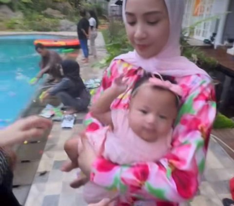 Potret Aaliyah Massaid Gendong Baby Lily, Ngaku Ingin Segera Miliki Momongan Usai Menikah dengan Thariq Halilintar