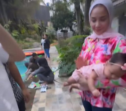 Potret Aaliyah Massaid Gendong Baby Lily, Ngaku Ingin Segera Miliki Momongan Usai Menikah dengan Thariq Halilintar