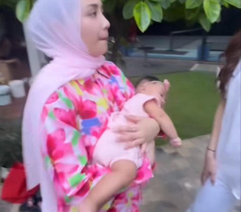 Potret Aaliyah Massaid Gendong Baby Lily, Ngaku Ingin Segera Miliki Momongan Usai Menikah dengan Thariq Halilintar