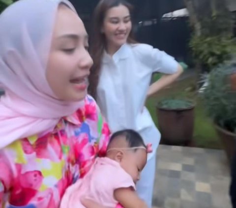 Potret Aaliyah Massaid Gendong Baby Lily, Ngaku Ingin Segera Miliki Momongan Usai Menikah dengan Thariq Halilintar