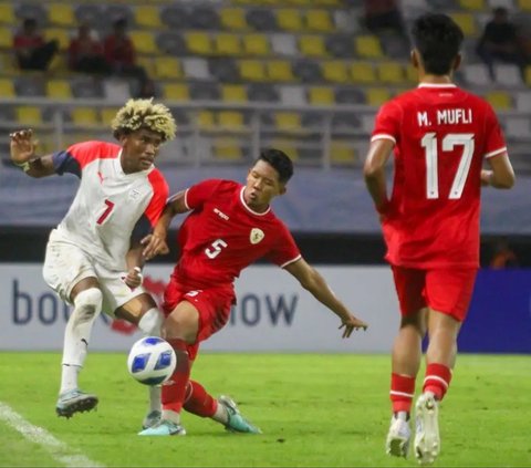 Gol pasukan Indra Sjafri dihasilkan melalui brace Iqbal Gwijangge dan Arlyansyah Abdulmanan ditambah masing-masing satu gol dari Kadek Arel dan Jens Raven. (Bola.com/Aditya Wany)