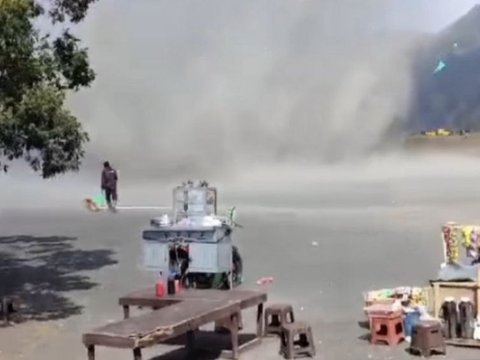 The Terrifying Phenomenon of Tornado in Bromo, Here's the Explanation from TNBTS