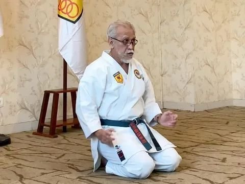 Lagi Podcast Sama Armand Maulana, Iwan Fals Tiba-tiba Diingatkan HP Latihan Karate