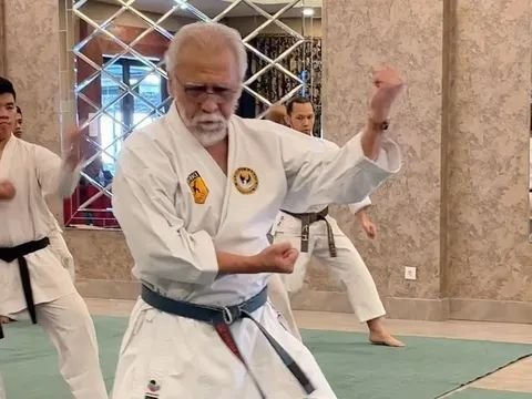 Lagi Podcast Sama Armand Maulana, Iwan Fals Tiba-tiba Diingatkan HP Latihan Karate