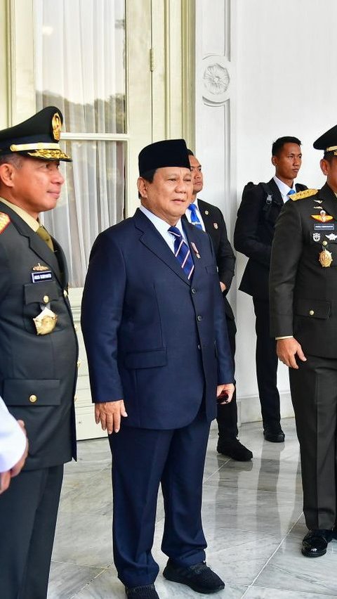 Momen Prabowo Pijat Tipis-Tipis Wapres Ma'ruf saat Foto Bareng Perwira TNI di Istana