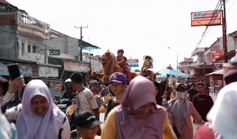 Anak Wajib Dimandikan dan Diarak Keliling Kampung