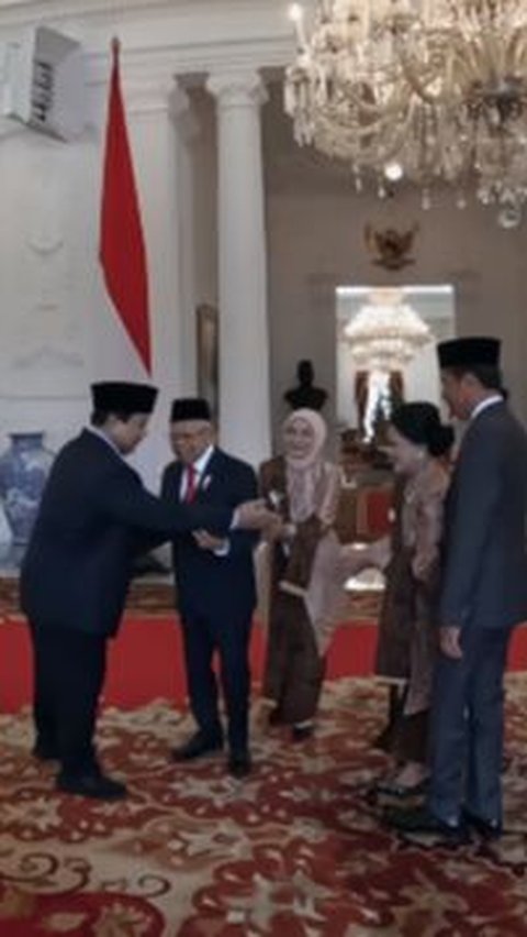 Sementara sang istri tampil memukau dengan balutan kebaya senada dengan Ibu negara, Iriana Joko Widodo. <br>