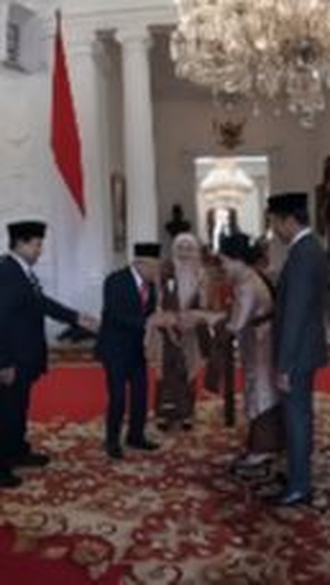 Eks Gubernur DKI Jakarta beserta Iriana pun lantas menyambut. Ada senyuman hangat yang turut hadir di lokasi.