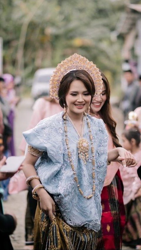 Nia Rose, a graduate of the Indonesian Dangdut League (LIDA), was officially proposed by her lover, Ahmad Andi Agung Prakoso.