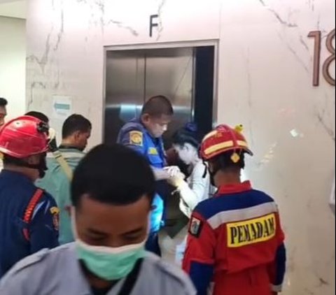 Momen Menegangkan Karyawan Terjebak di Lift selama Hampir 5 Jam, Aksi Sigap Petugas Damkar Bantu Evakuasi Tuai Pujian