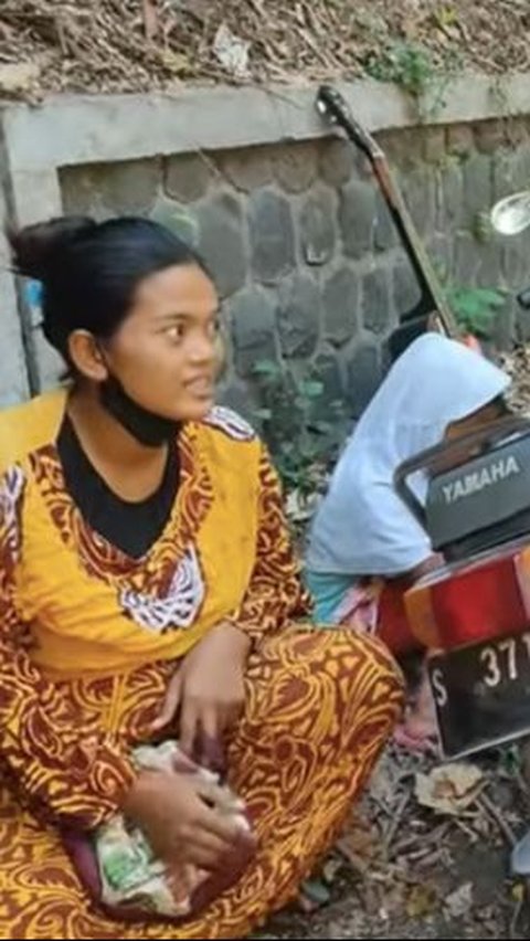 Pengamen Motornya Mogok Sambil Bawa Istri lagi Hamil, Ketemu Ipda Purnomo Langsung Dikasih Modal Usaha