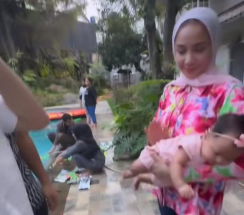 Carrying Lily, Nagita Slavina's Adopted Daughter, Aaliyah Massaid 'Rushed' Haters