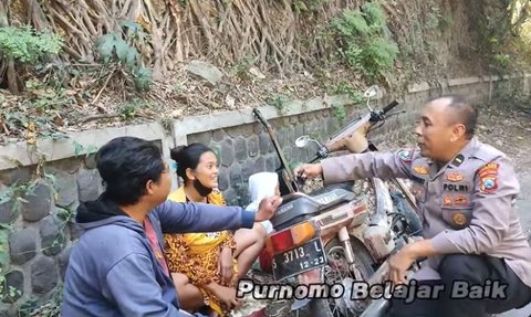 Pengamen Motornya Mogok Sambil Bawa Istri lagi Hamil, Ketemu Ipda Purnomo Langsung Dikasih Modal Usaha