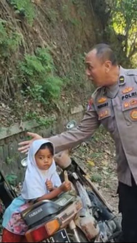 Pengamen Motornya Mogok Sambil Bawa Istri lagi Hamil, Ketemu Ipda Purnomo Langsung Dikasih Modal Usaha