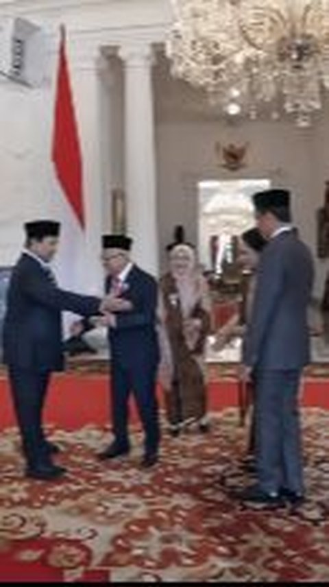 Sikap Prabowo Sadar Injak Karpet Merah Istana | Emak-Emak Solo Sedih Gibran Mundur