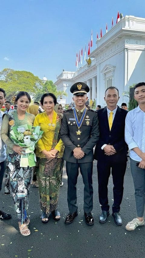 Pada pelantikan itu, hadir seluruh keluarga Aditya yang datang langsung dari Bali. <br>