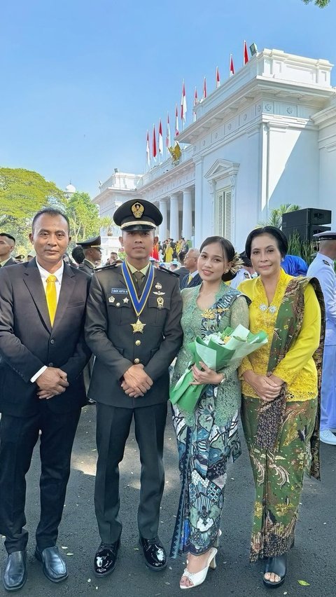 Dia terlihat gagah mengenakan Pakaian Dinas Upacara (PDU) dengan kalung bintang Adhi Makayasa.