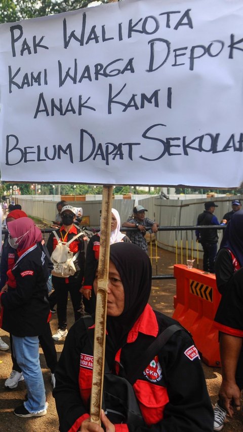 FOTO: Protes Penerimaan Siswa Baru, Massa Ibu-Ibu Geruduk Kantor Wali Kota Depok