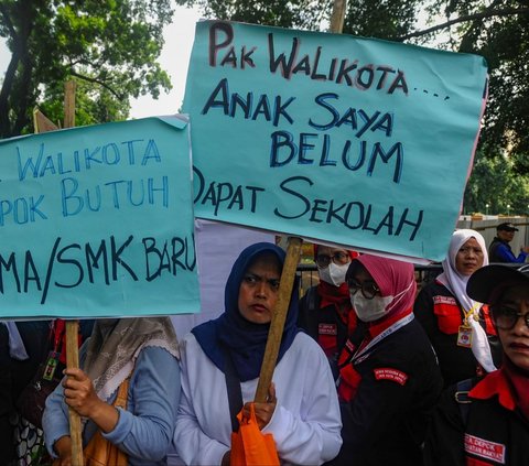 FOTO: Protes Penerimaan Siswa Baru, Massa Ibu-Ibu Geruduk Kantor Wali Kota Depok