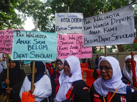 FOTO: Protes Penerimaan Siswa Baru, Massa Ibu-Ibu Geruduk Kantor Wali Kota Depok