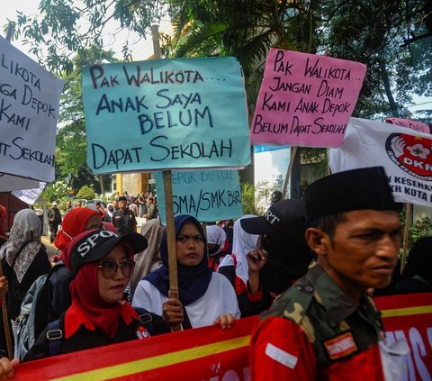 FOTO: Protes Penerimaan Siswa Baru, Massa Ibu-Ibu Geruduk Kantor Wali Kota Depok