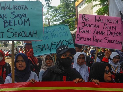 FOTO: Protes Penerimaan Siswa Baru, Massa Ibu-Ibu Geruduk Kantor Wali Kota Depok