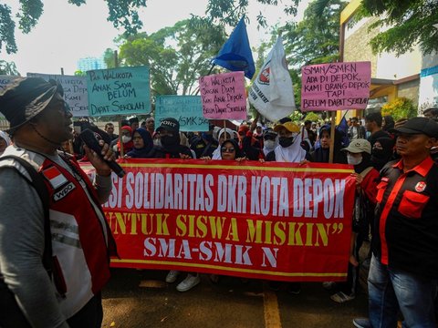 FOTO: Protes Penerimaan Siswa Baru, Massa Ibu-Ibu Geruduk Kantor Wali Kota Depok