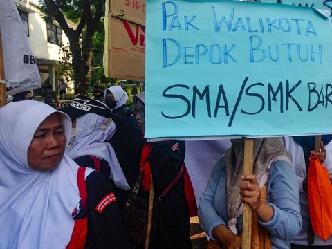 FOTO: Protes Penerimaan Siswa Baru, Massa Ibu-Ibu Geruduk Kantor Wali Kota Depok