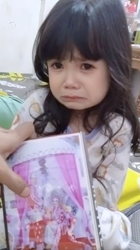 Funny and Adorable! This Little Girl Cries because There is No Photo of Her in Her Parents' Wedding Photo