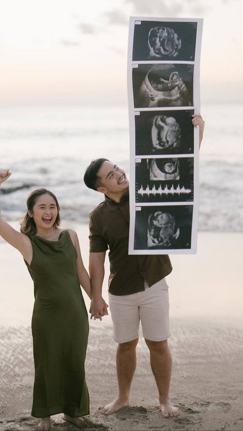 Potret Gritte Agatha Umumkan Kehamilan, Pamer Baby Bump di Pinggir Pantai dengan Foto USG Gede Banget