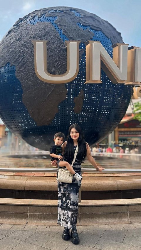 Nathalie Holscher Liburan Berdua dengan Anak ke Singapura, Salfok Adzam Ganteng Banget!