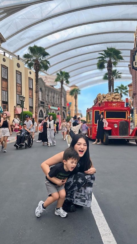 Nathalie Holscher Liburan Berdua dengan Anak ke Singapura, Salfok Adzam Ganteng Banget!