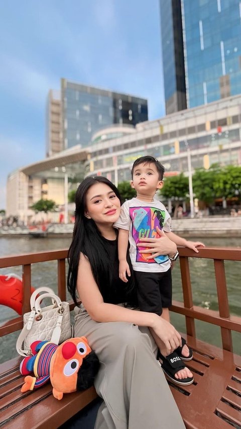 Nathalie Holscher Liburan Berdua dengan Anak ke Singapura, Salfok Adzam Ganteng Banget!