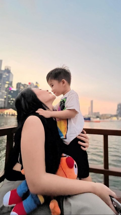 Nathalie Holscher Liburan Berdua dengan Anak ke Singapura, Salfok Adzam Ganteng Banget!