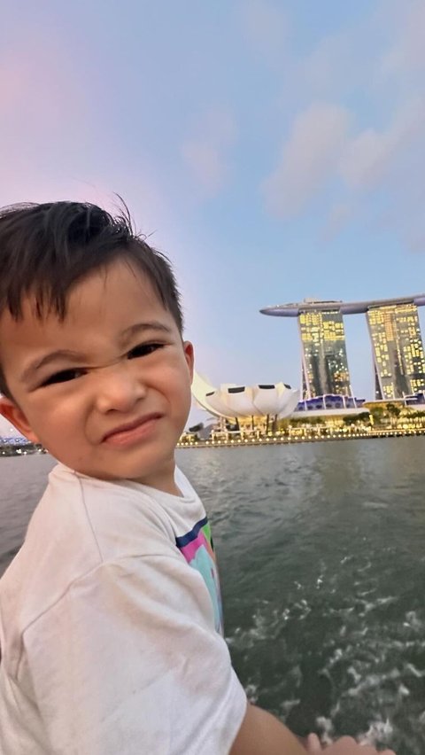 Nathalie Holscher Liburan Berdua dengan Anak ke Singapura, Salfok Adzam Ganteng Banget!