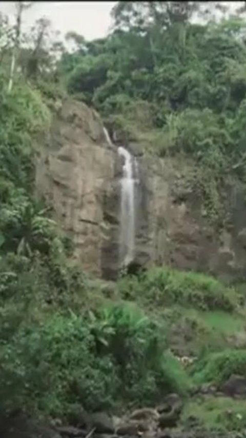 Pesona Curug Cina, Air Terjun di Balik Rindangnya Hutan Subang yang Bikin Betah