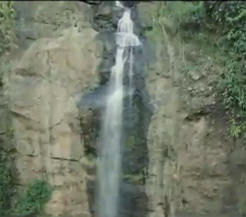 Pesona Curug Cina, Air Terjun di Balik Rindangnya Hutan Subang yang Bikin Betah