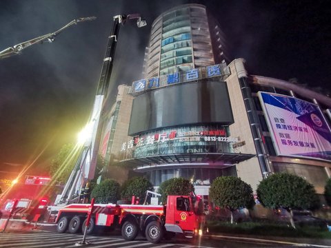 FOTO: Kebakaran Dahsyat Hanguskan Salah Satu Mal Terbesar di China, 16 Orang Tewas