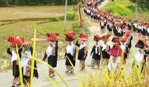 <b>Dibagi Menjadi Dua Upacara</b>