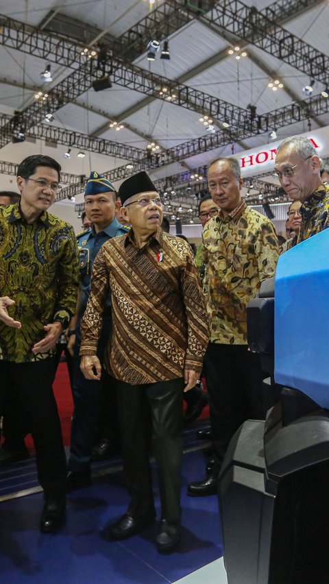 FOTO: Momen Wapres Ma'ruf Amin Tinjau Pameran Otomotif GIIAS 2024