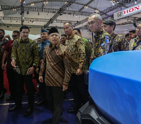 Wakil Presiden Ma'ruf Amin mengunjungi ruang pamer usai membuka ajang otomotif Gaikindo Indonesia International Auto Show (GIIAS) 2024 di Indonesia Convention Exhibition (ICE) BSD, Serpong, Kabupaten Tangerang, Banten, Kamis (18/7/2024). Pameran yang berlangsung 18-28 Juli 2024 itu diikuti lebih dari 55 merek otomotif global yang terdiri 30 merek kendaraan penumpang, 5 merek kendaraan komersil, dan 20 merek sepeda motor anggota Gaikindo. Foto: Liputan6.com/Angga Yuniar