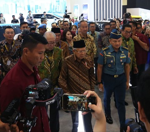 FOTO: Momen Wapres Ma'ruf Amin Tinjau Pameran Otomotif GIIAS 2024