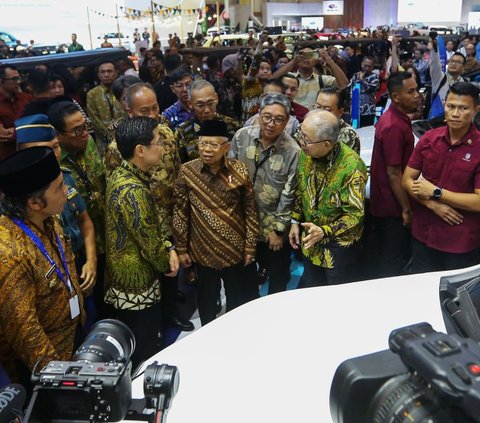 FOTO: Momen Wapres Ma'ruf Amin Tinjau Pameran Otomotif GIIAS 2024