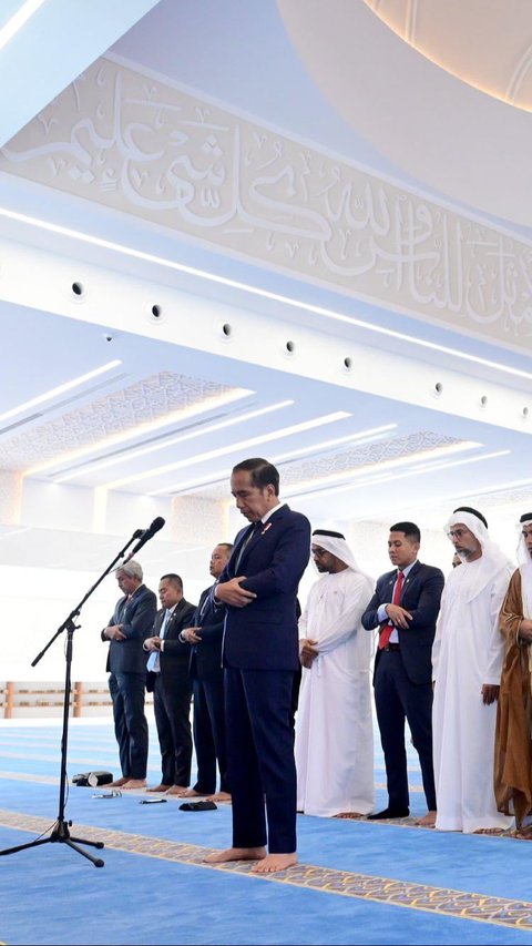 FOTO: Potret Jokowi Jadi Imam Salat di Masjid Presiden Joko Widodo Abu Dhabi